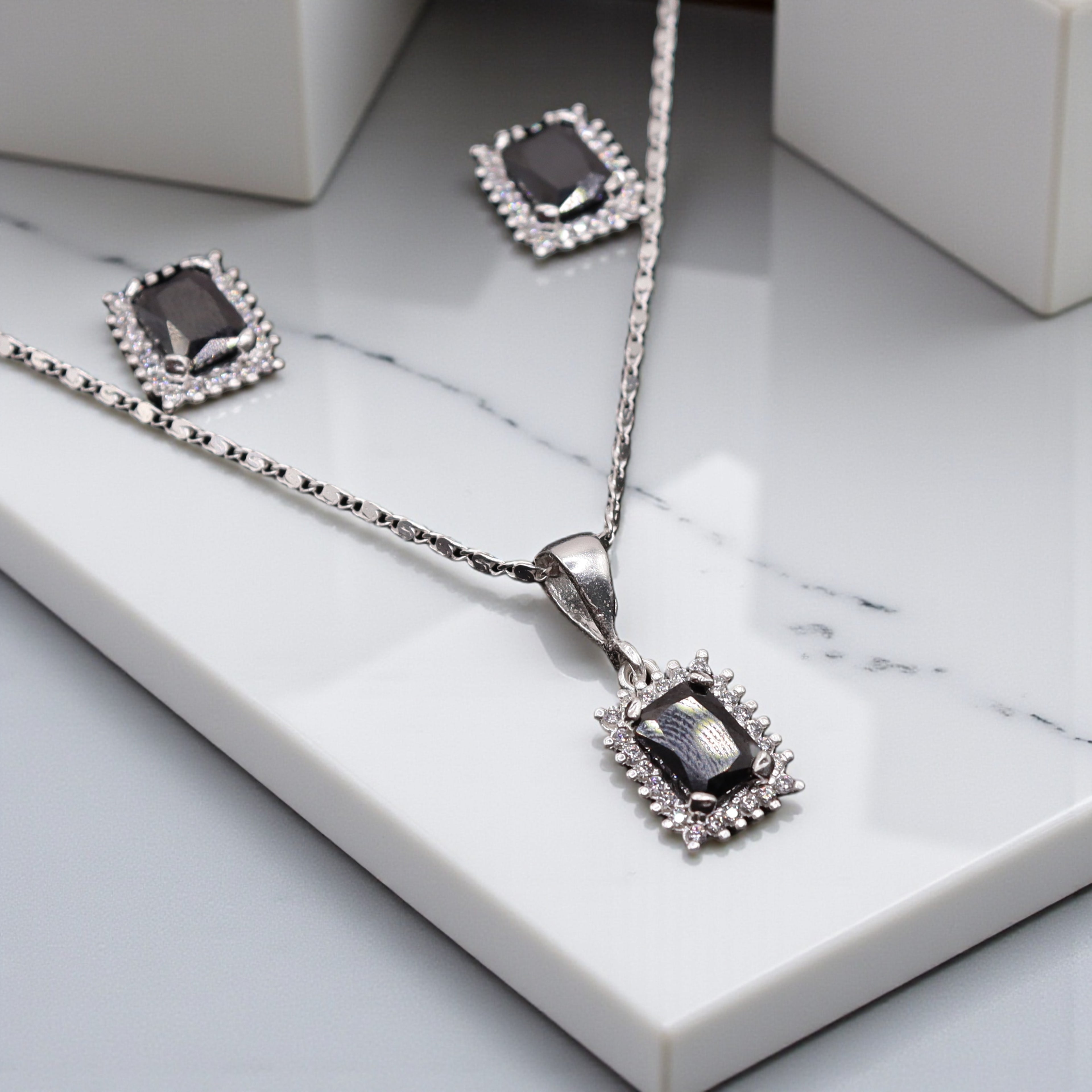 Aretes C/ Cadena Dije Cuadro Negro en Plata .925