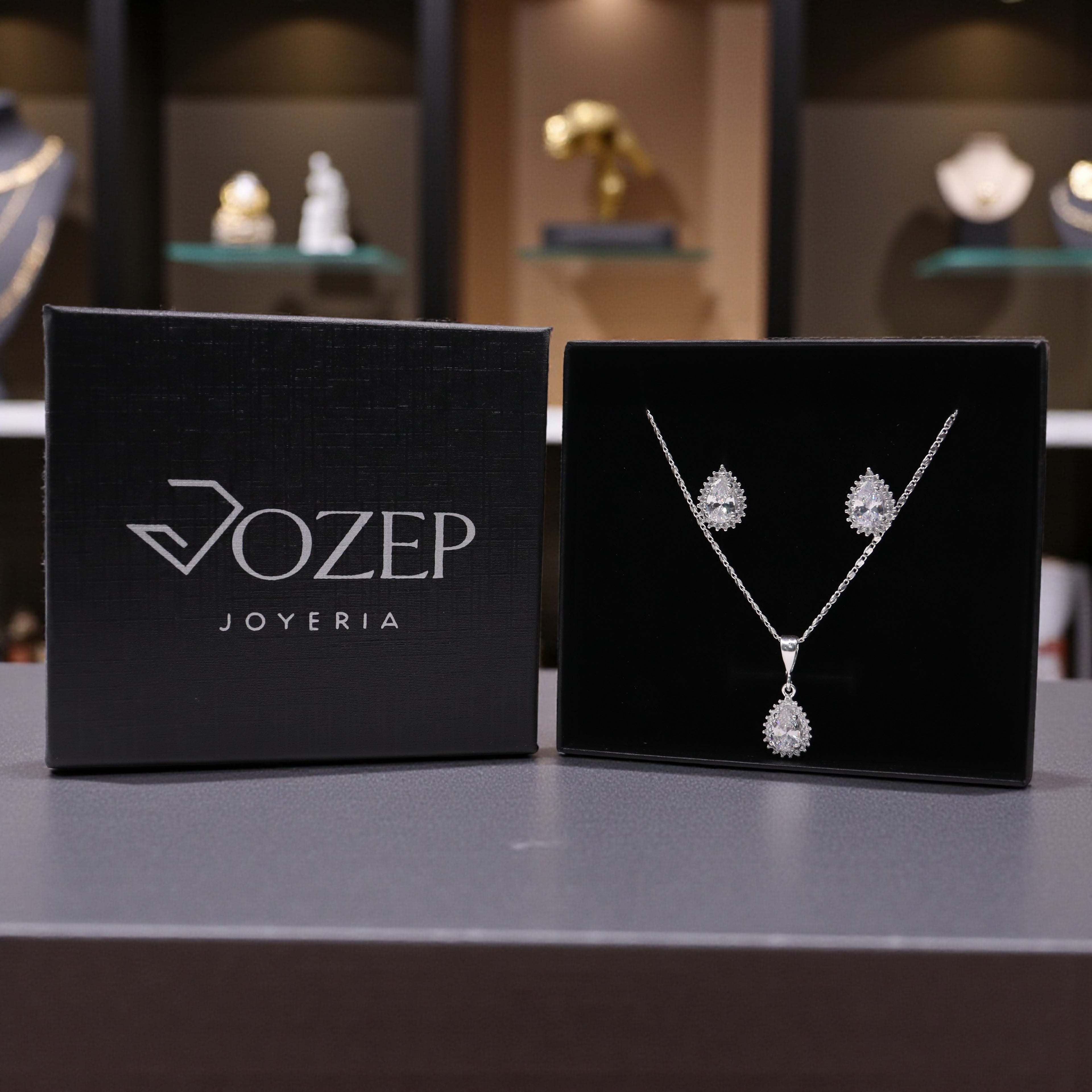 Aretes C/ Cadena Dije Gota Blanca en Plata .925