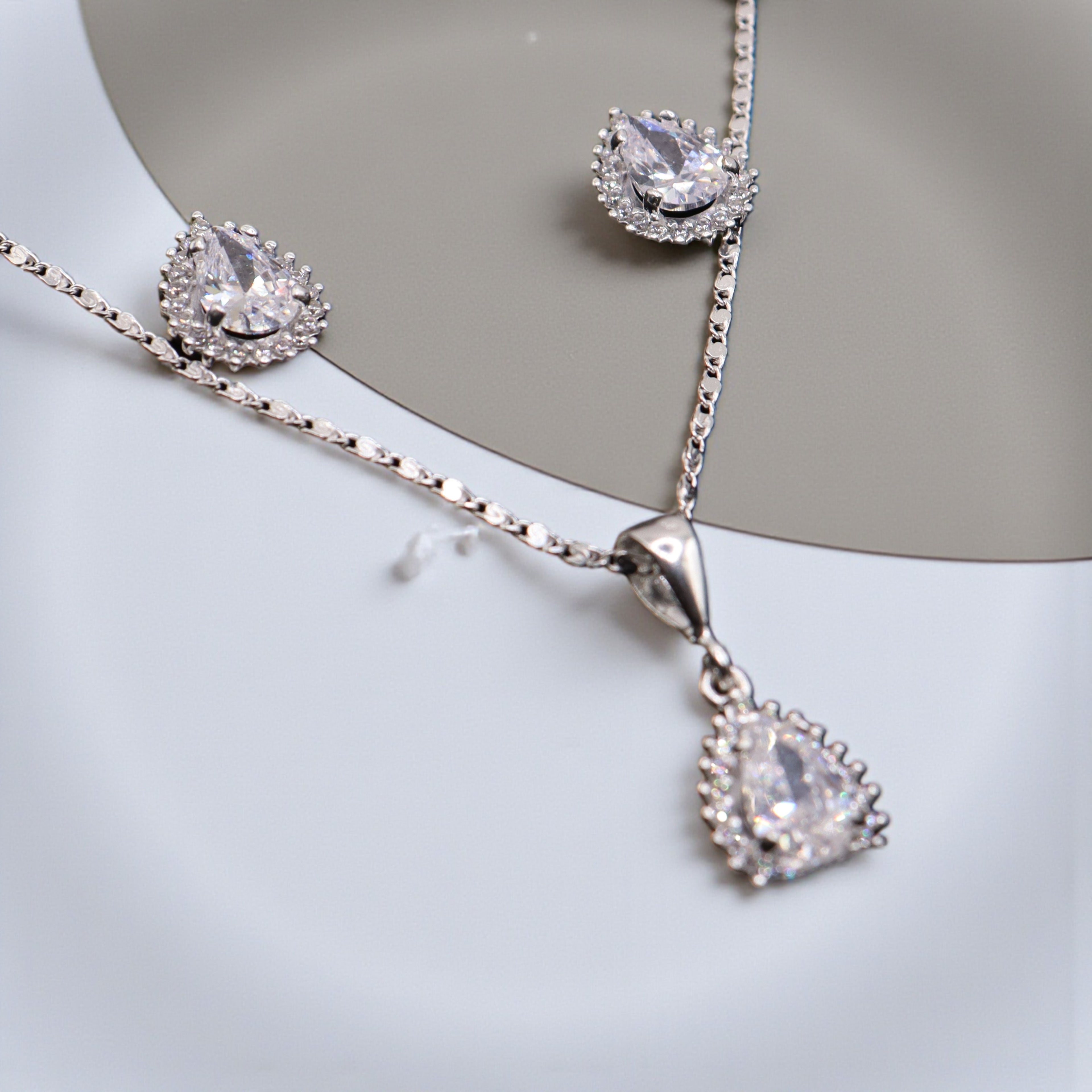 Aretes C/ Cadena Dije Gota Blanca en Plata .925