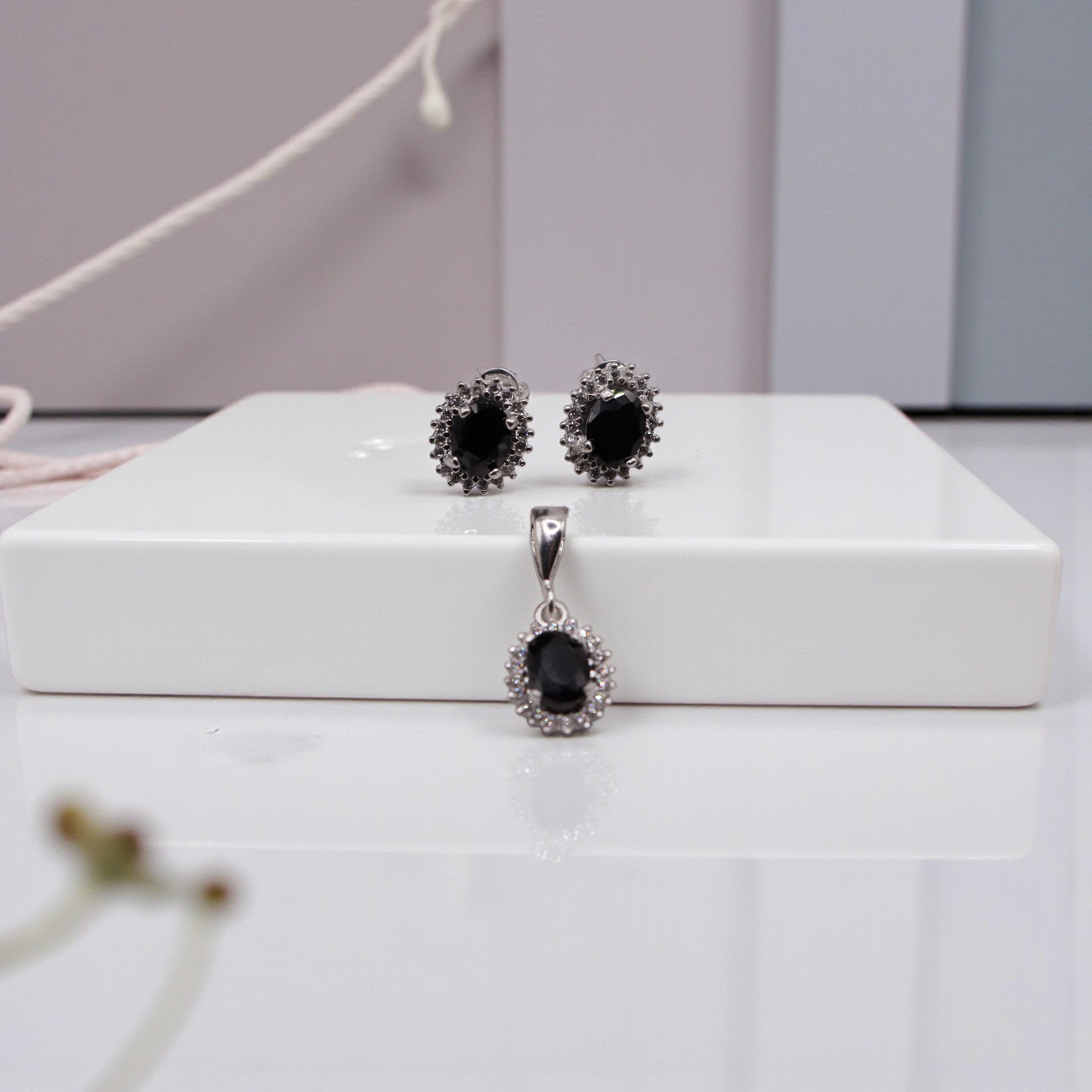 Aretes C/ Cadena Dije Ovalo Negro en Plata .925