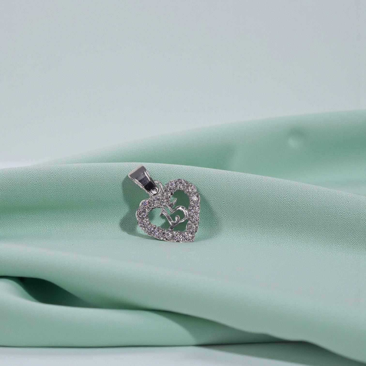 Dije 15 Años Corazón Flores Circonia Blanca + Cadena en Plata .925