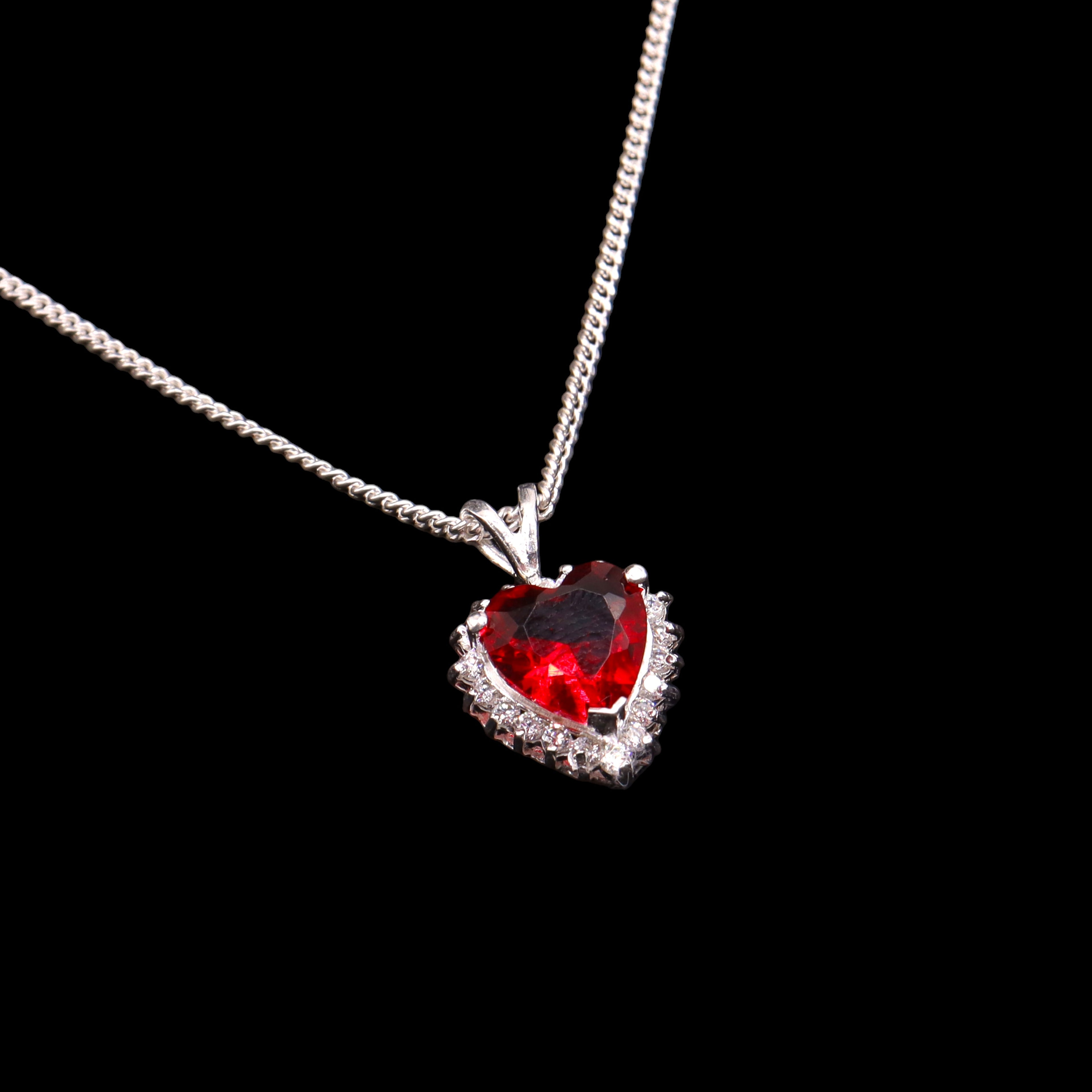 Dije Corazón Con Piedra Roja En Plata .925