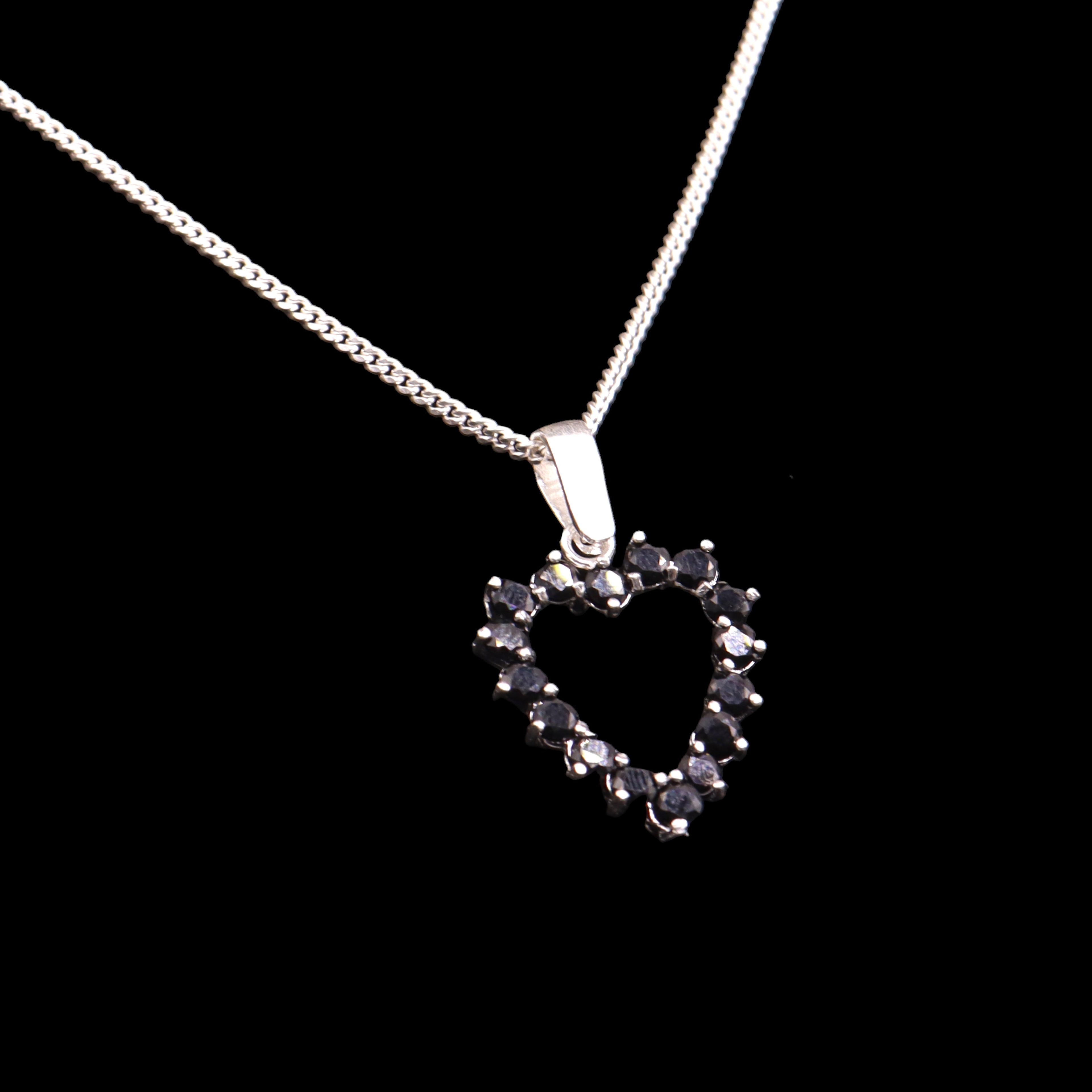 Dije Corazón Contorno Negro En Plata .925