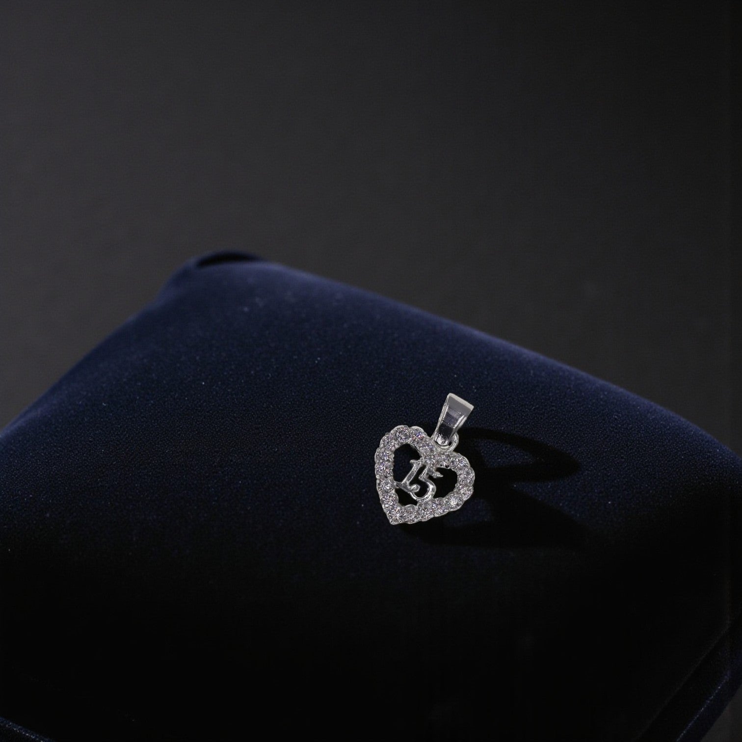 Dije 15 Años Corazón Flores Circonia Blanca + Cadena en Plata .925