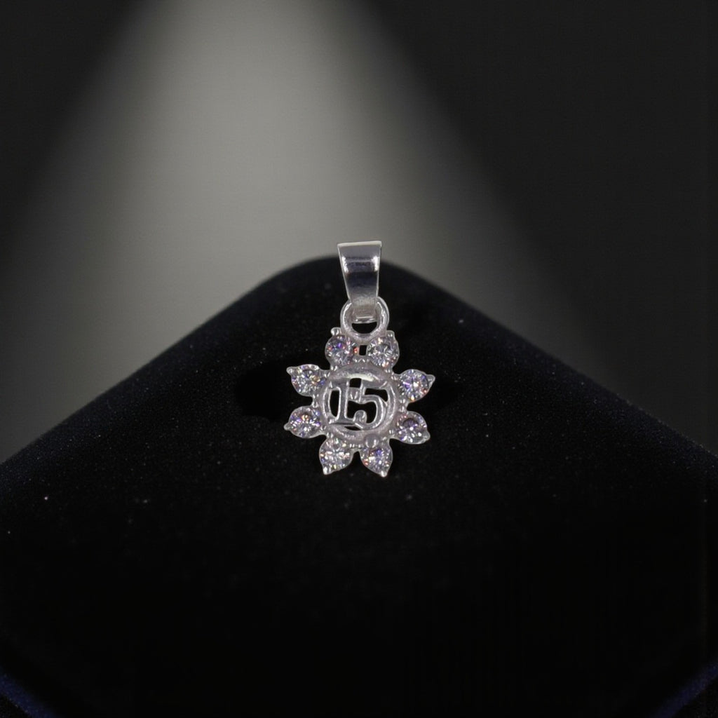 Dije 15 Años Flor con Circonia + Cadena en Plata .925