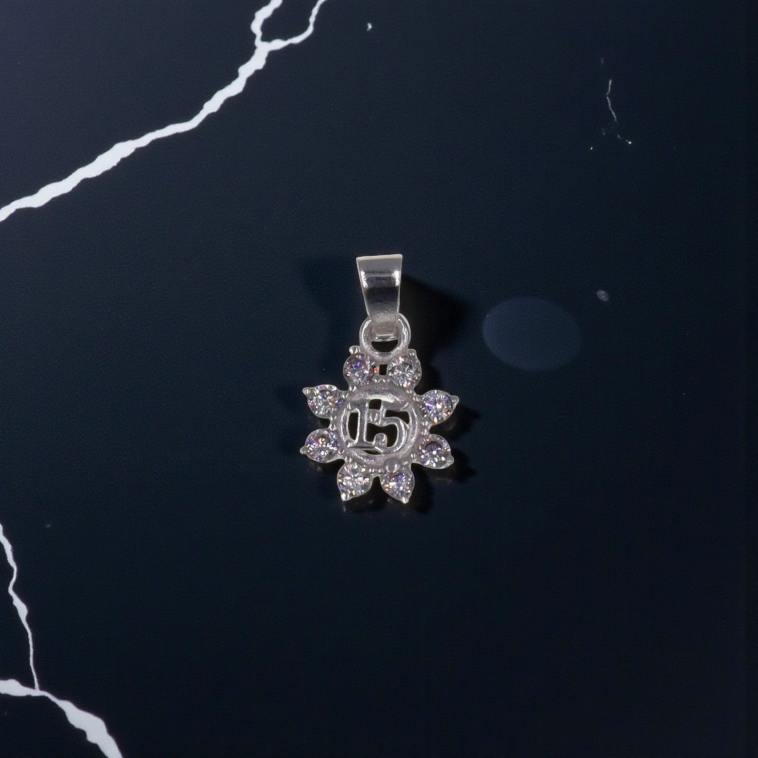 Dije 15 Años Flor con Circonia + Cadena en Plata .925