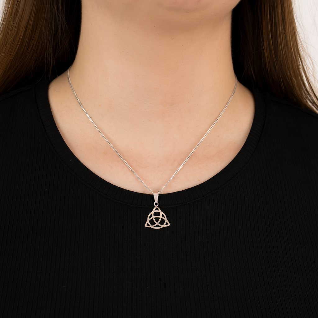 Dije De Triqueta + Cadena En Plata .925