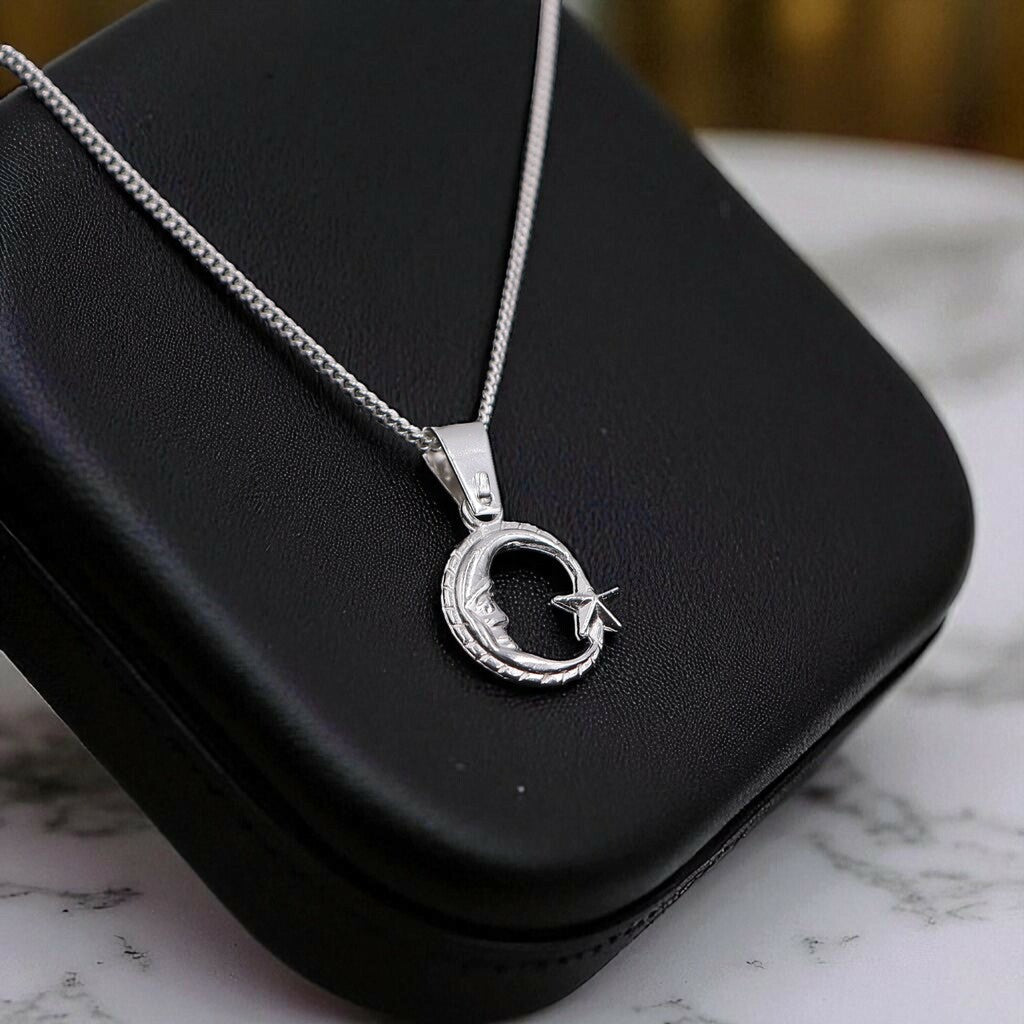 Dije Luna/Estrella + Cadena En Plata .925