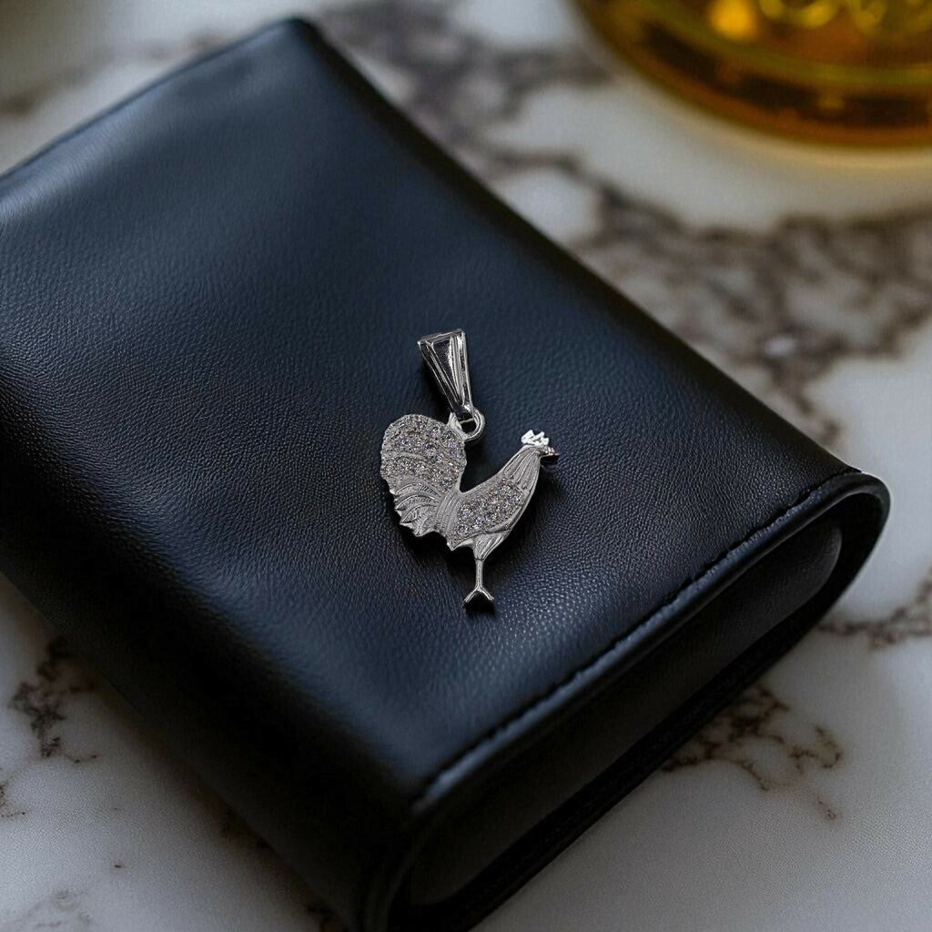 Dije De Gallo Blanco y Multicolor + Cadena En Plata .925