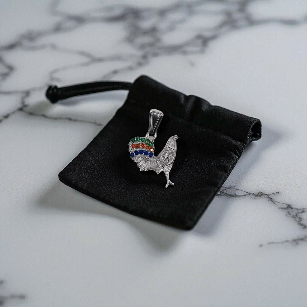 Dije De Gallo Blanco y Multicolor + Cadena En Plata .925
