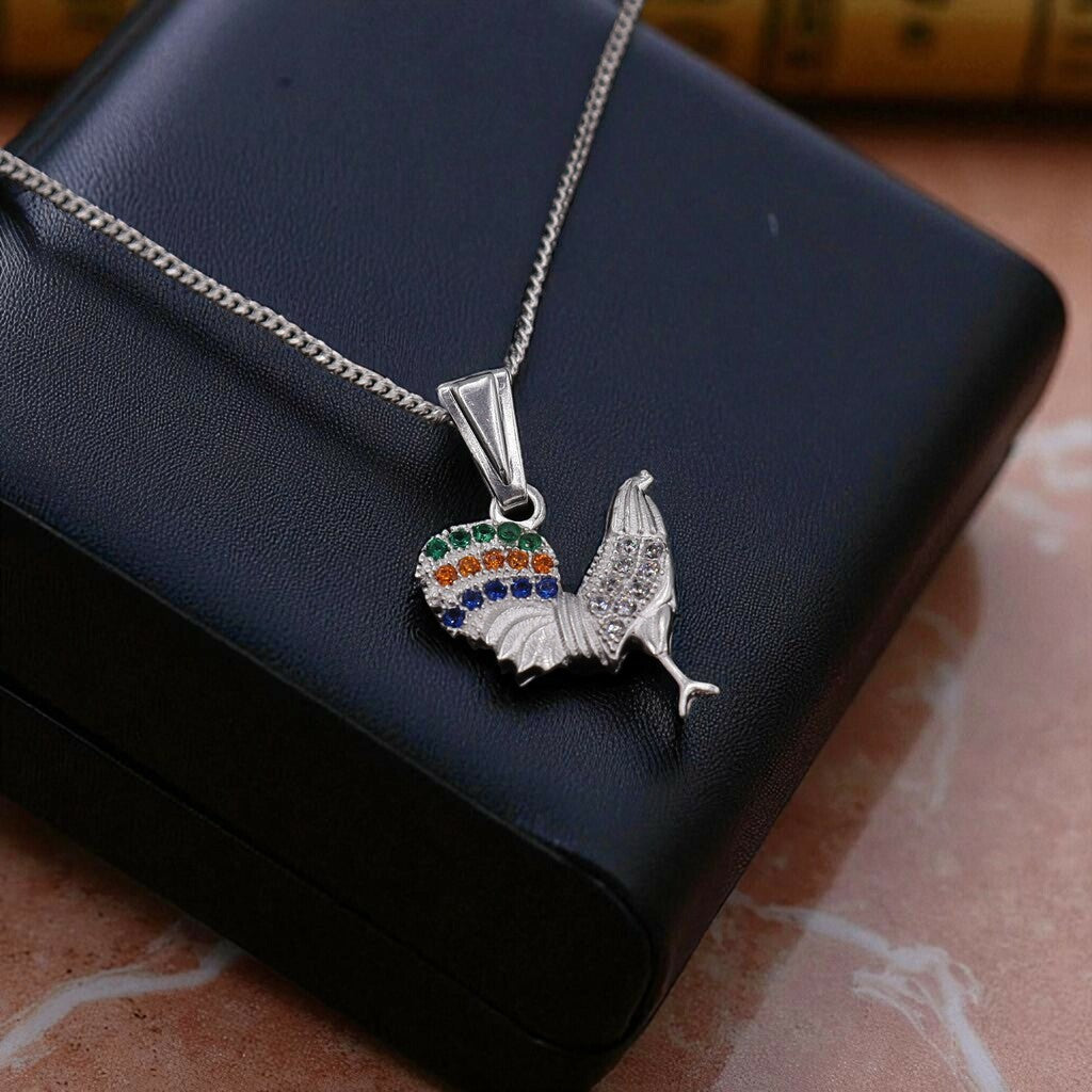 Dije De Gallo Blanco y Multicolor + Cadena En Plata .925