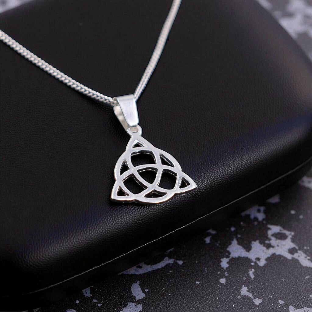 Dije De Triqueta + Cadena En Plata .925