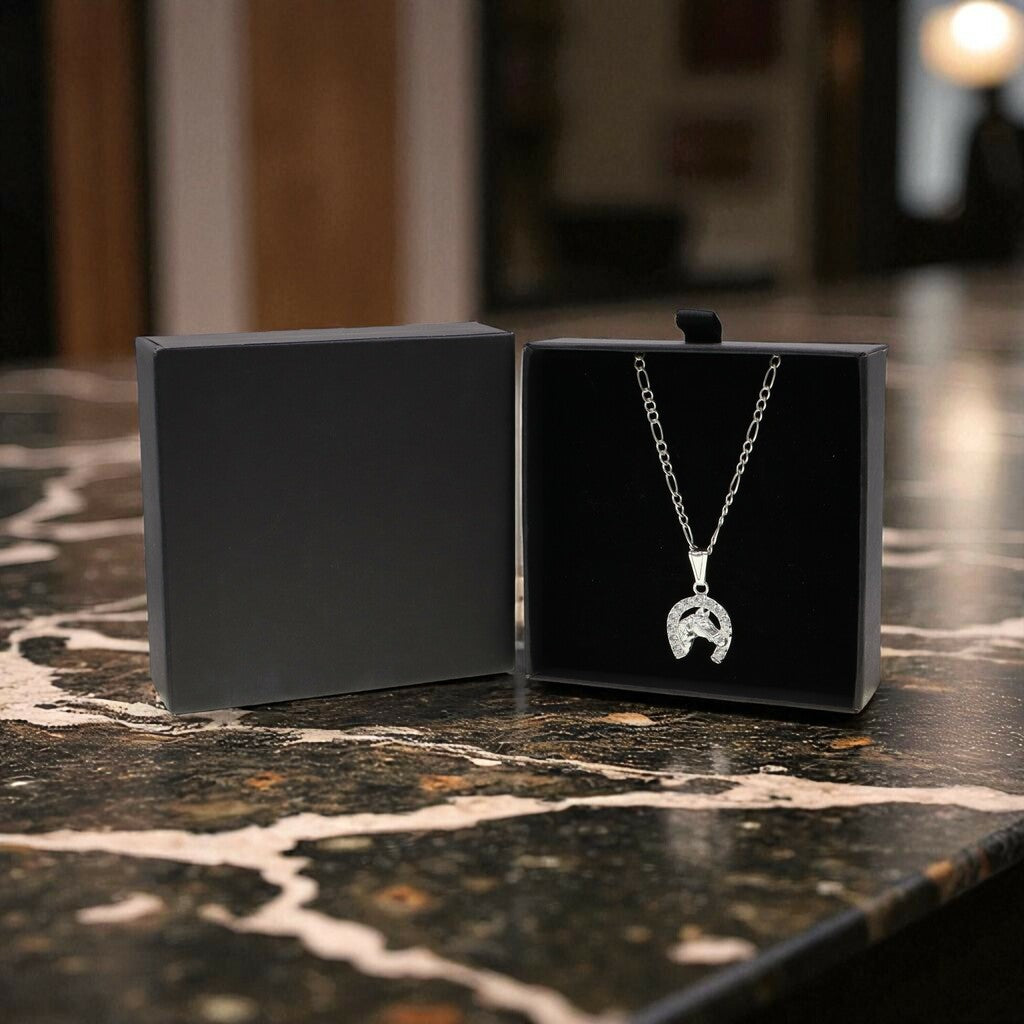 Dije Caballo Herradura Blanca + Cadena en Plata .925